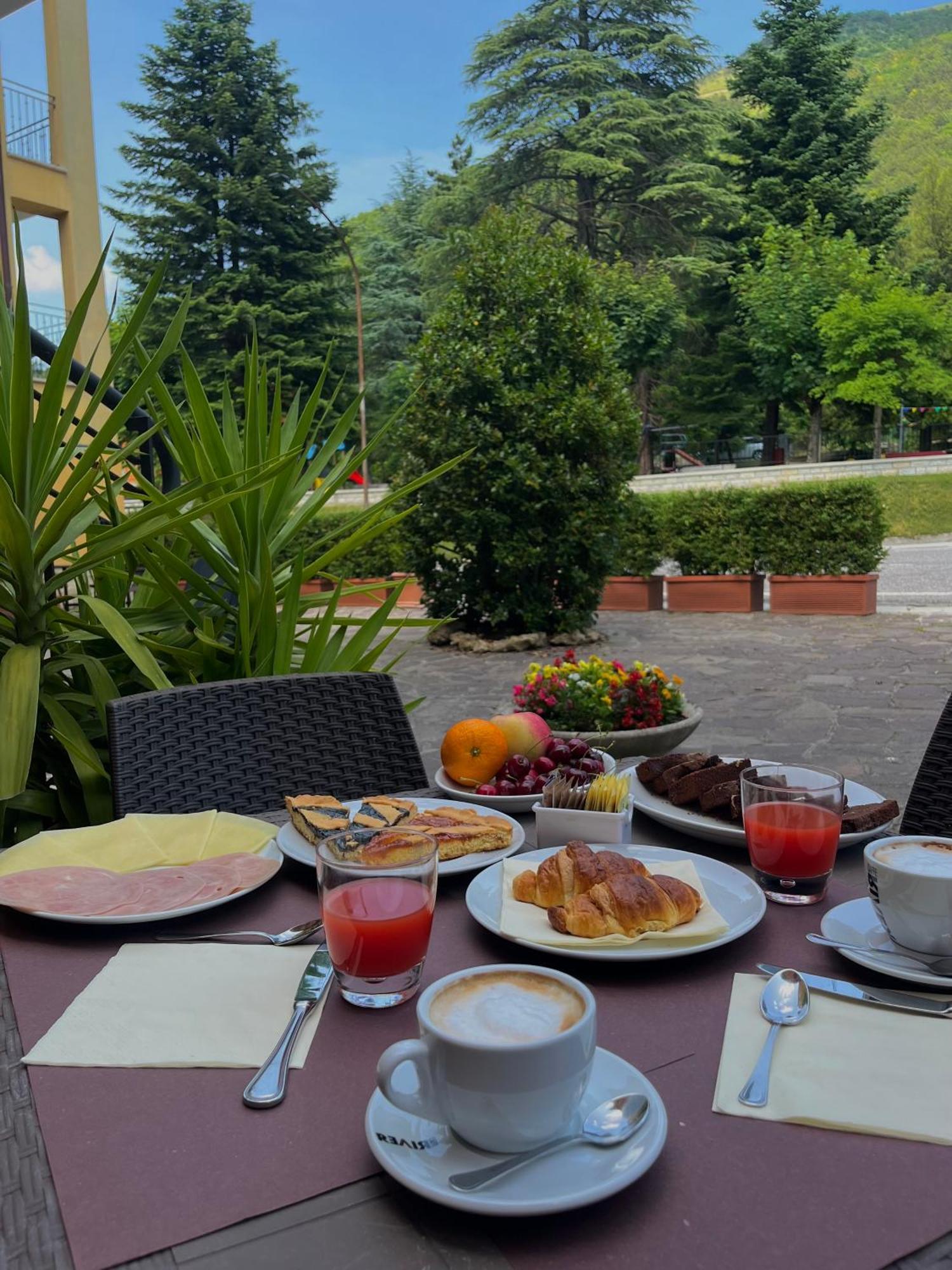 Hotel Ristorante Montenerone Apecchio Eksteriør billede