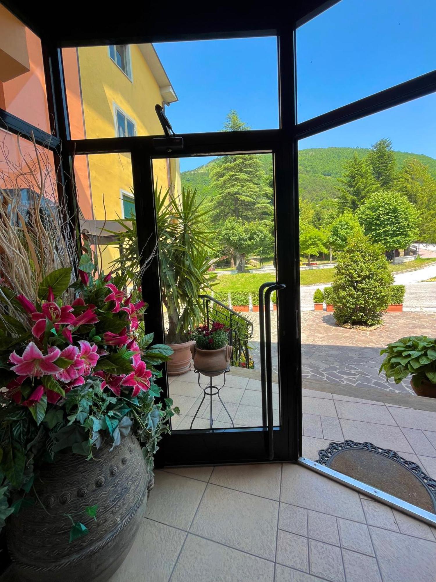 Hotel Ristorante Montenerone Apecchio Eksteriør billede
